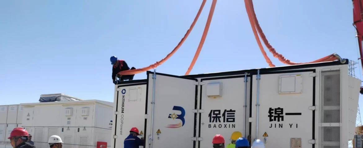 克拉玛依港弘储能项目电池预制舱吊装就位