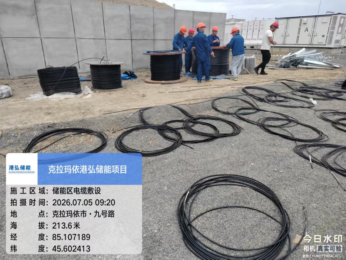 克拉玛依港弘储能项目储能区电缆敷设现场