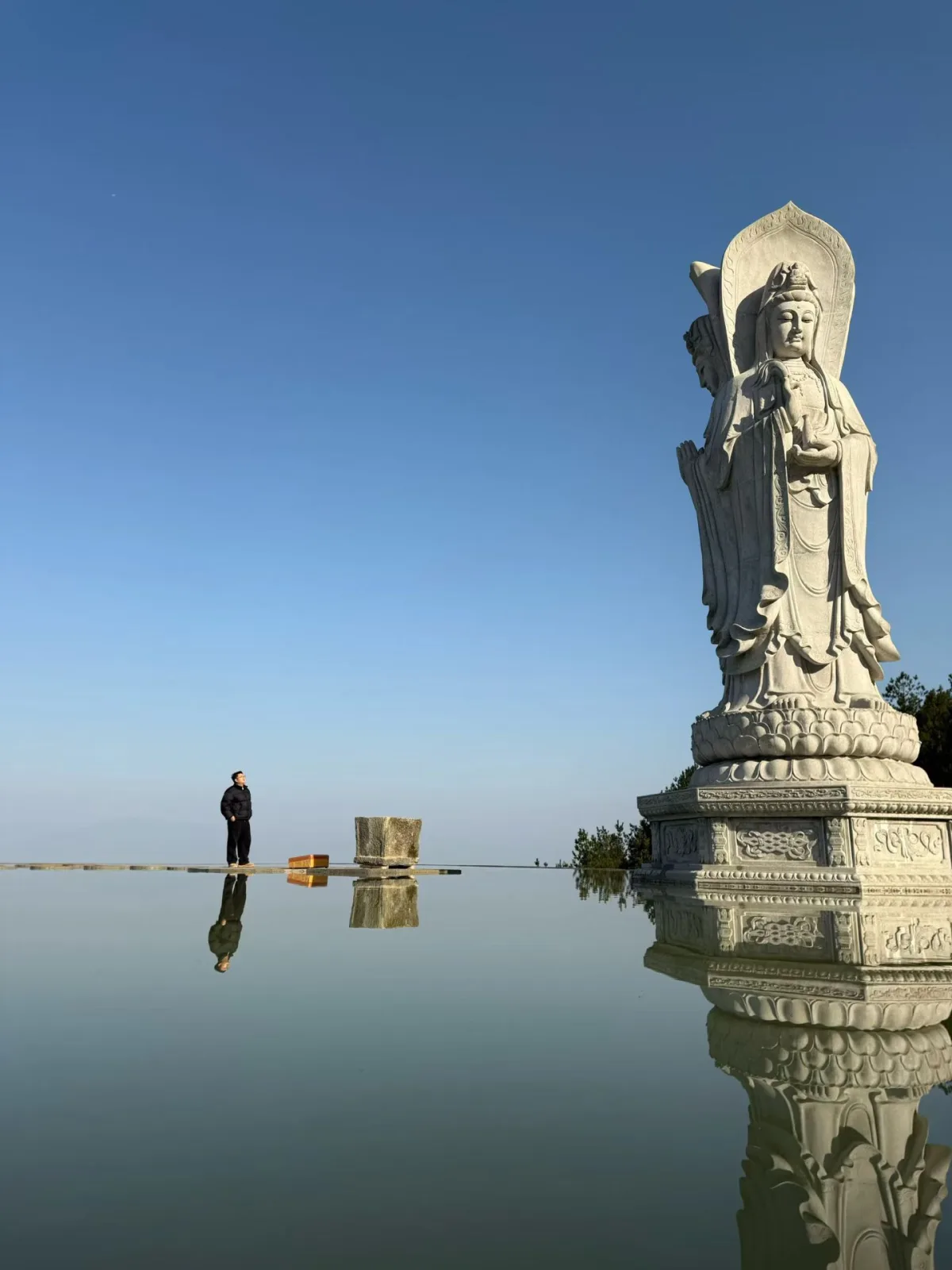 云台寺天池三面观音远景