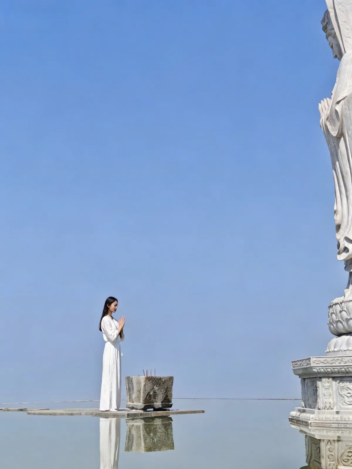 云台寺天池水面与三面观音景观